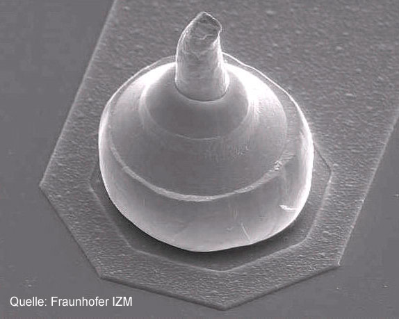 Nálitek s výstupkem Au, zvětšení 300x, průměr ca 50 µm