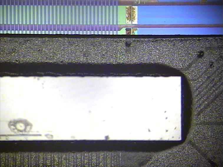 Pohled shora na znovu připojený čip
